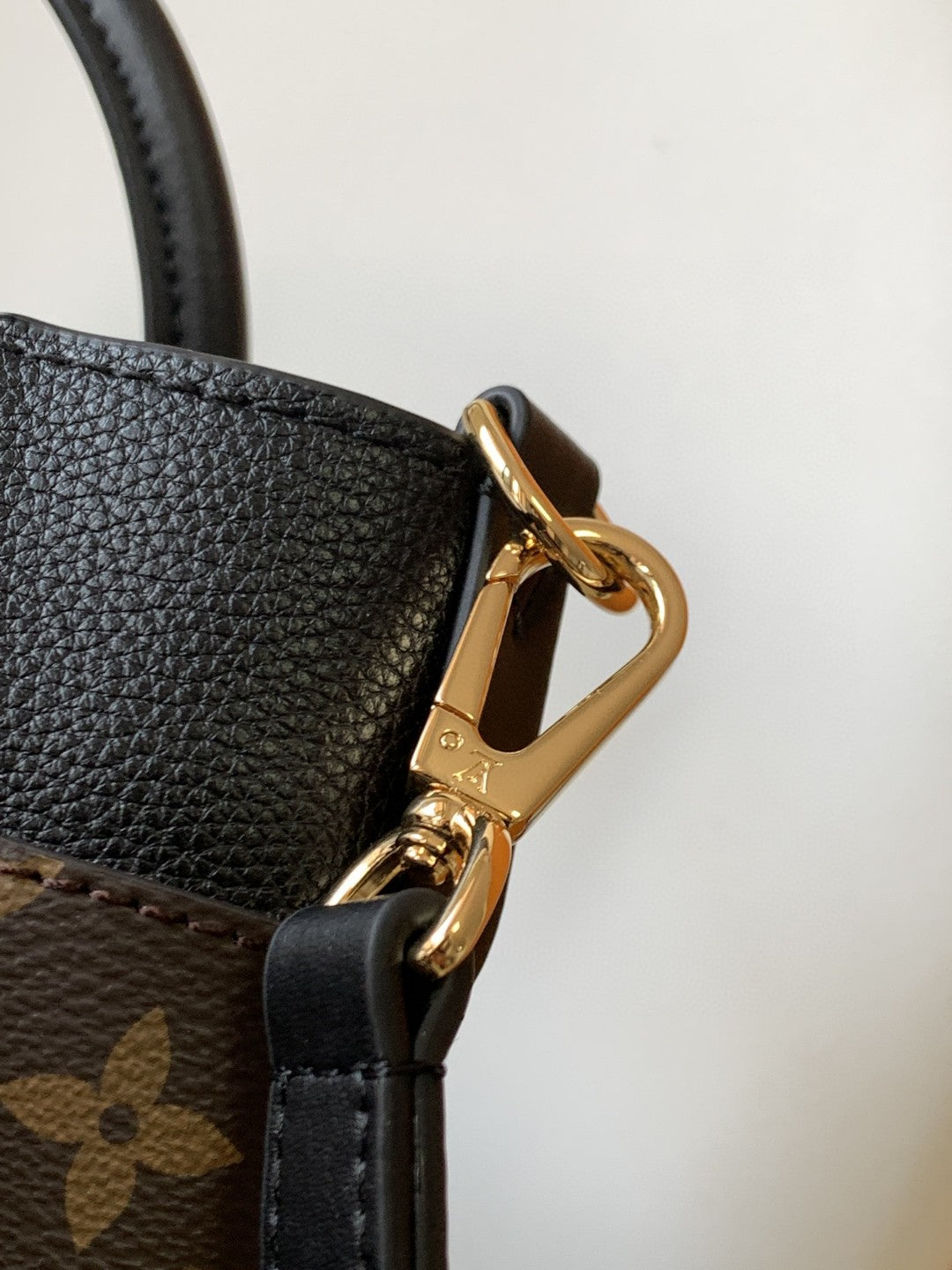Louis Vuitton M57728 On My Side PM 30cm Black – product image 5