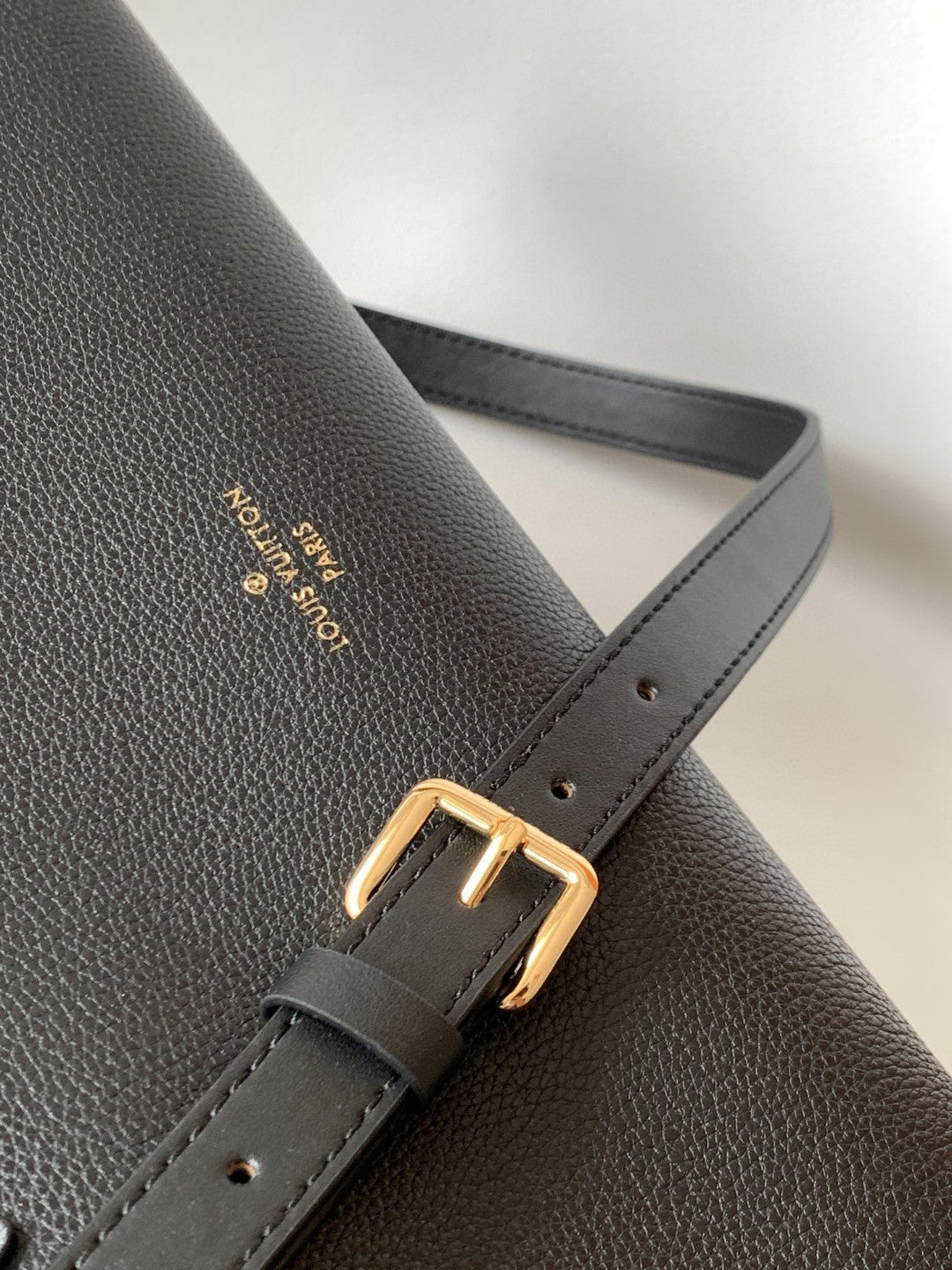 Louis Vuitton M57728 On My Side PM 30cm Black – product image 4