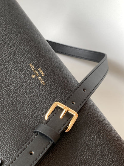 Louis Vuitton M57728 On My Side PM 30cm Black – product image 4