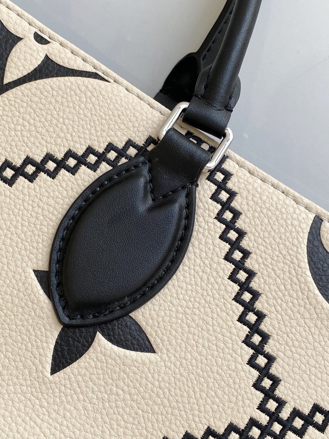 Louis Vuitton M45595 Onthego MM 35cm – product image 2