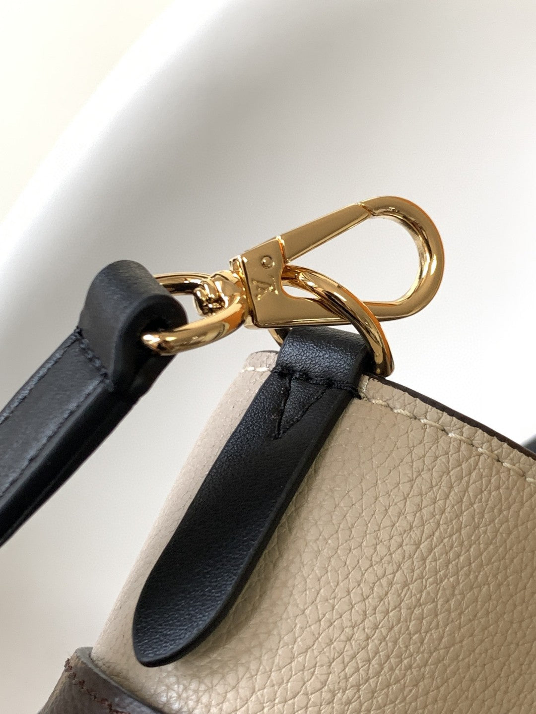 Louis Vuitton M57728 On My Side PM 30cm – product image 4