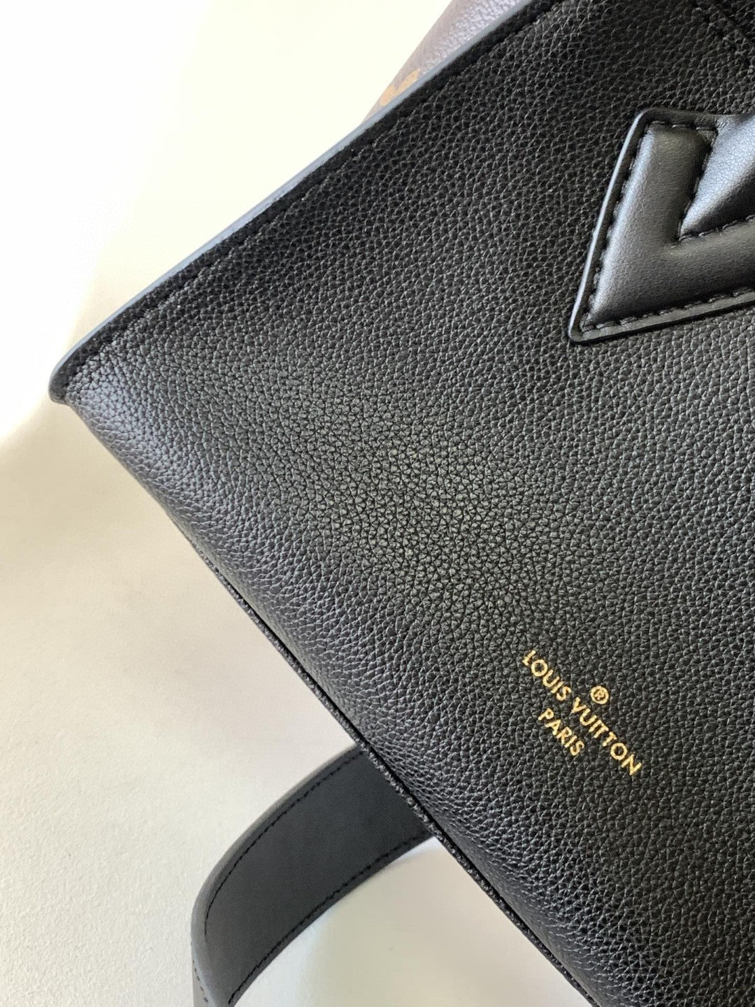 Louis Vuitton M57728 On My Side PM 30cm Black – product image 7