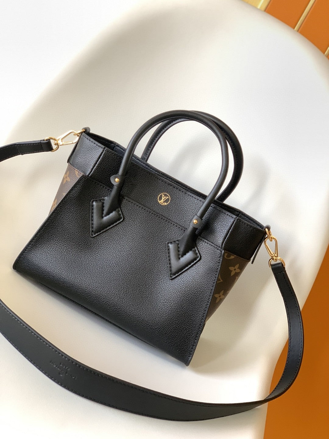 Louis Vuitton M57728 On My Side PM 30cm Black – product image 4