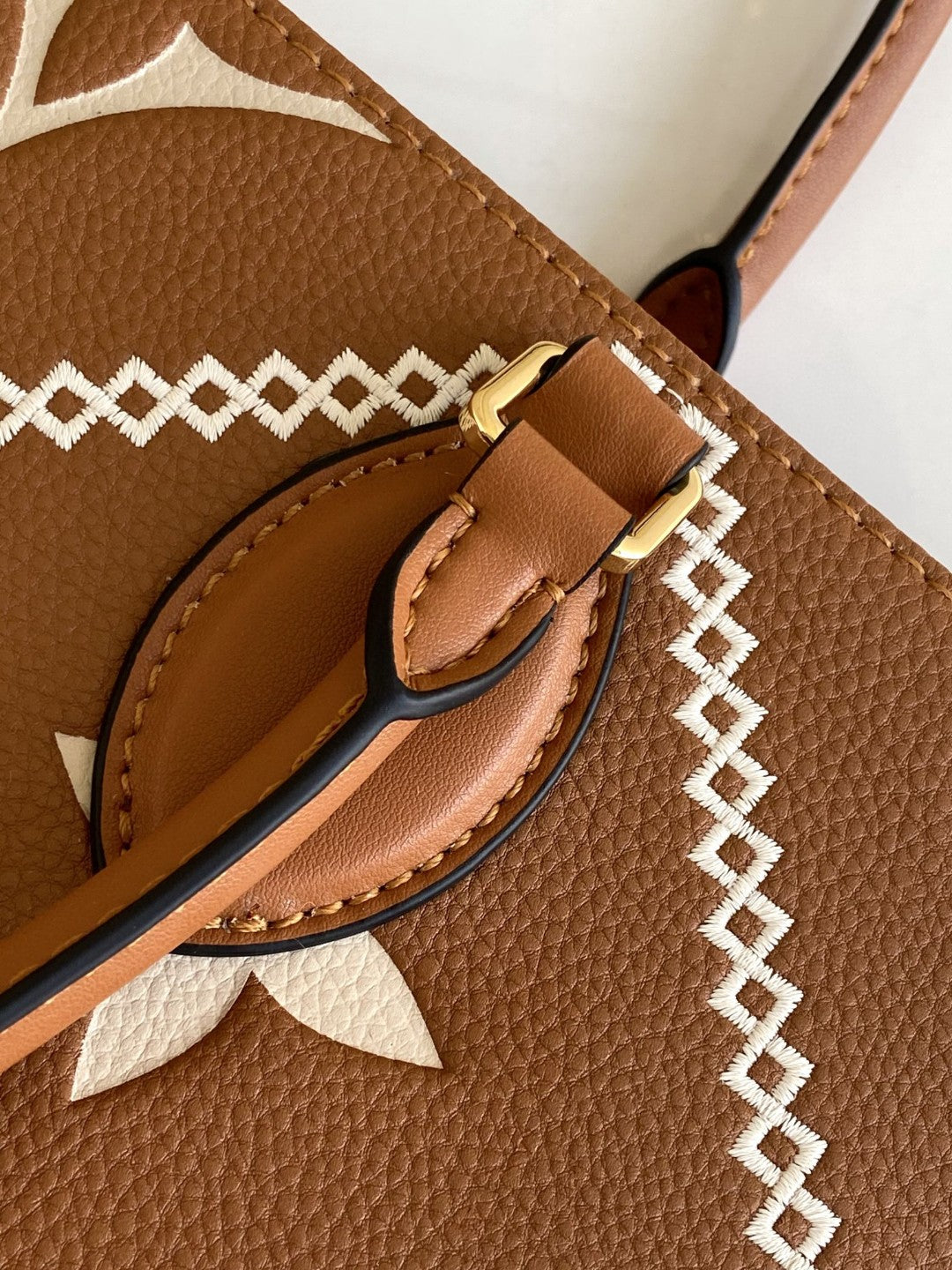 Louis Vuitton M45595 Onthego MM 35cm Brown – product image 3
