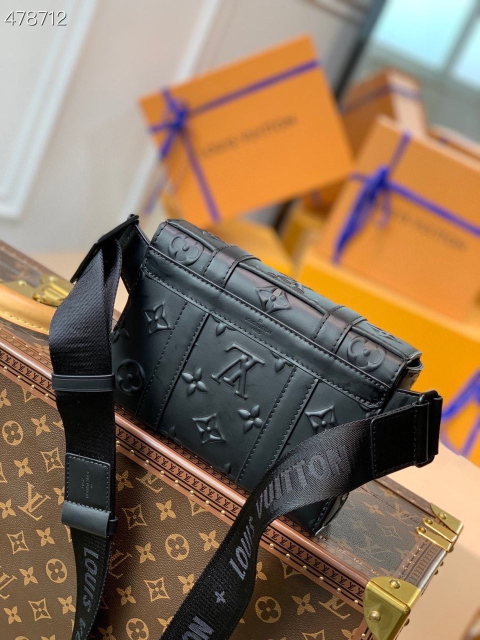 Louis Vuitton Trunk Slingbag Bag 20cm Monogram Seal Cowhide Canvas Spring/Summer Collection M57952, Black – product image 2