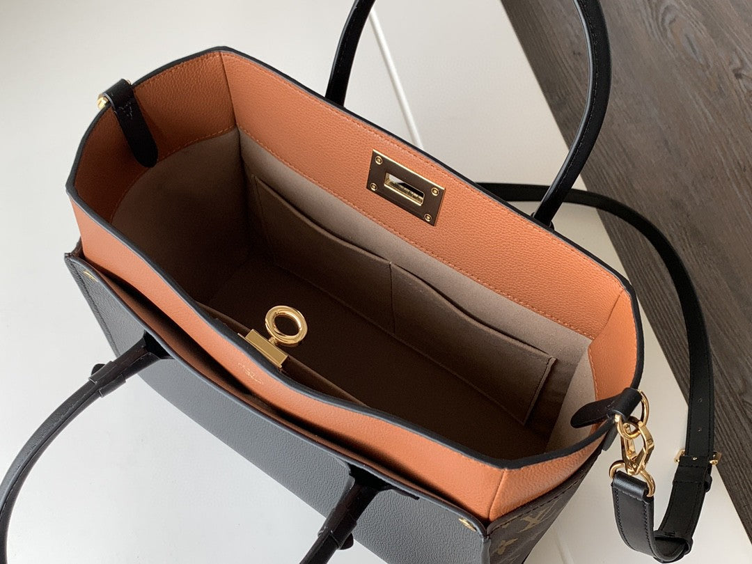 Louis Vuitton M57728 On My Side PM 30cm Black – product image 6