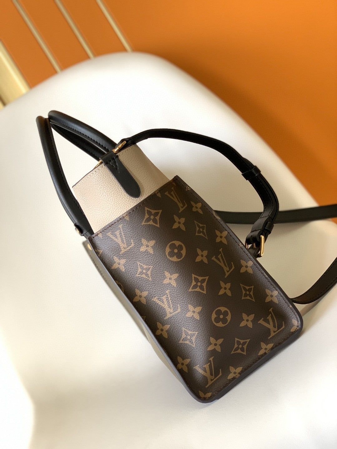 Louis Vuitton M57728 On My Side PM 30cm – product image 8